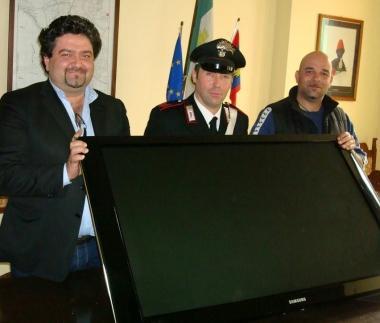 Tv da 60 pollici rubata e restituita