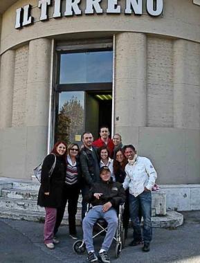<b>JONATHAN SORRIDE. </b>Il giovane davanti al Tirreno insieme agli amici 