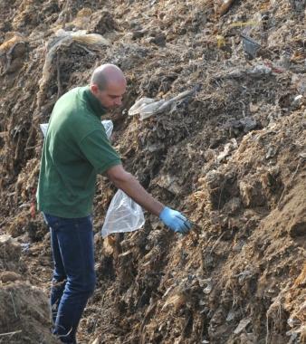 Si analizzano i reperti della discarica  
