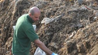 Si analizzano i reperti della discarica