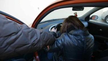 Sono sempre di più le donne molestate; a destra il tribunale