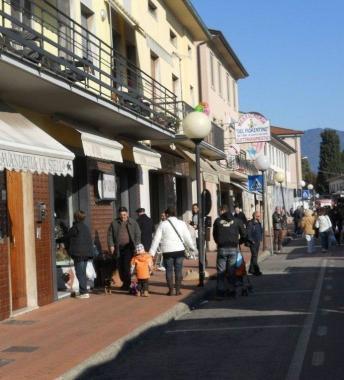 Negozi in via Piaggia a Capannori 