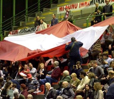 Il bandierone dei tifosi biancorossi (Favilla) 