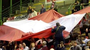 Il bandierone dei tifosi biancorossi (Favilla)