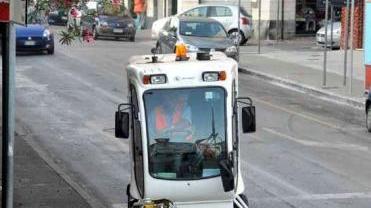 <b>IL MEZZO.</b> Spazzatrice in azione