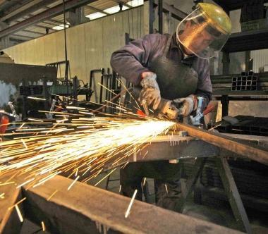 Un saldatore metal- meccanico al lavoro 
