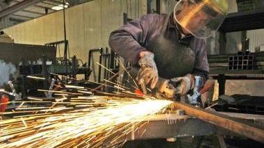 Un saldatore metal- meccanico al lavoro