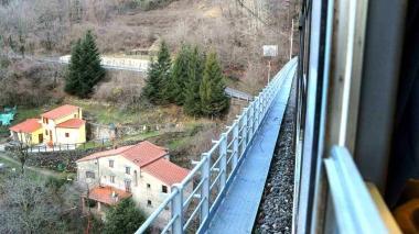 Un gruppo di case di Sammommè viste dal treno della Porrettana