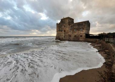 L’antico fortilizio sul mare e la spiaggia di Torre Mozza