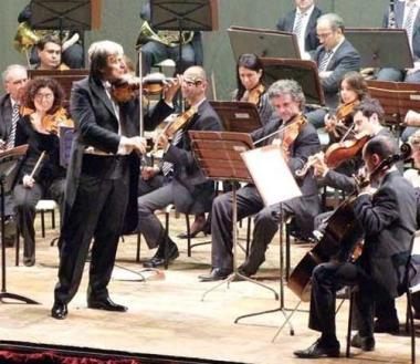 The sue Conway Victory Singers e a lato lOrchestra regionale toscana    