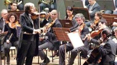 The sue Conway Victory Singers e a lato l’Orchestra regionale toscana