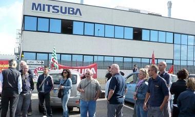 Un presidio dei lavoratori davanti ai cancelli della Mitsuba 