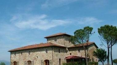 La Villa Il Granduca vista dall’esterno e una delle sale
