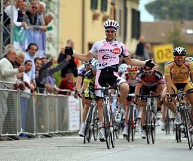 Sopra Alexander Serebryakov che festeggia la vittoria mimando una culla in omaggio ai suoi due gemellini A destra Francesco Lasca della Monsummanese Bedogni Sotto al centro il fratello darte Antonio Nibali Sotto a sinistra latleta de Le Case Andrea Lupori e a sinistra il ventiduenne Matteo Mammini campione italiano a cronometro nella Under 23 