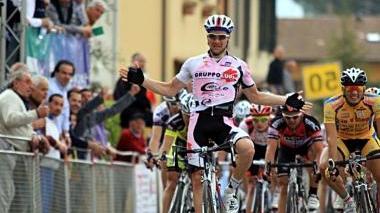 Sopra Alexander Serebryakov che festeggia la vittoria mimando una culla in omaggio ai suoi due gemellini A destra Francesco Lasca della Monsummanese Bedogni Sotto al centro il fratello d’arte Antonio Nibali Sotto a sinistra l’atleta de Le Case Andrea Lupori e a sinistra il ventiduenne Matteo Mammini campione italiano a cronometro nella Under 23