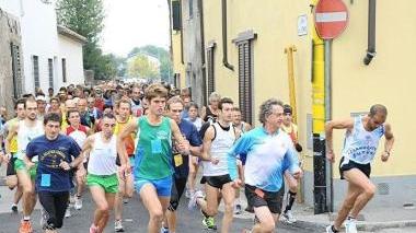 Un momento della corsa in alto il pasta party