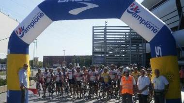 La partenza di una corsa ciclistica organizzata dalla Uisp