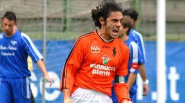 <b>L’ALTRA VITA DI GABRIELE.</b> Gemignani con la maglia arancione della Pistoiese: per anni è stato capitano degli orange