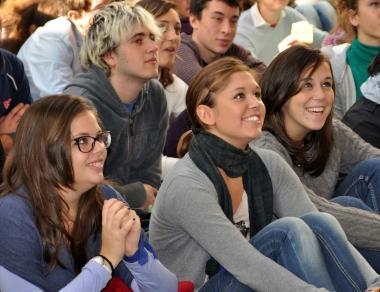 Claudio Marmugi parla ai ragazzi del liceo, alquanto divertiti (a fianco)   