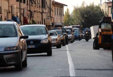 Lavori in via Mondolfi e il traffico si blocca I negozianti: «Ora basta»