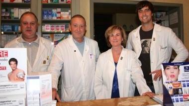 La farmacia e i suoi titolari: Alessandro è il secondo da sinistra