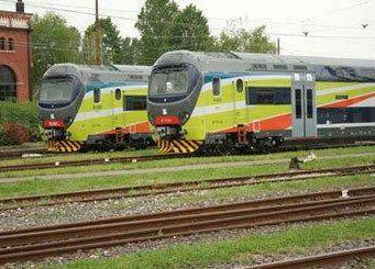 Due treni regionali Tsr In basso lad Trenitalia Moretti durante un incontro a Pistoia 