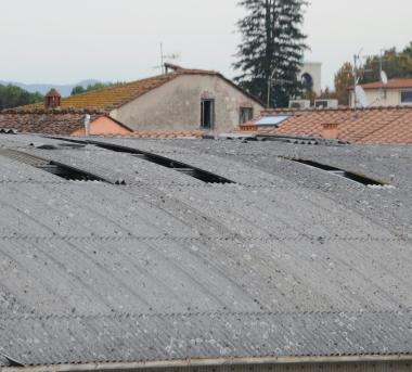 I buchi nel tetto del capannone e il vicino campo dellItg 