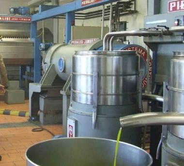 Lattivit&agrave; allinterno della Cooperativa Accanto un momento della frangitura  