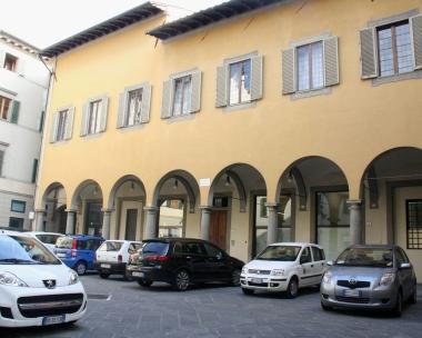 A sinistra Piazza del Pesce utilizzata come parcheggio Sopra, Duccio Mantellassi titolare dellomonimo negozio di calzature e a destra Enrico Andrei che gestisce il negozio di ortofrutta in via Firenzuola, uno degli ultimi esercizi rimasti ancora aperti in quel vicolo alle spalle del Palazzo Comunale 
