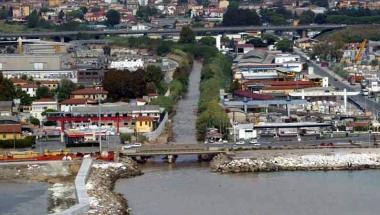 Il Carrione dai monti al mare e allagamenti a Marina