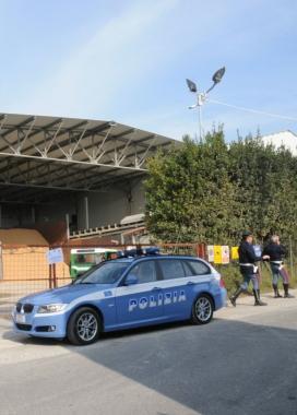 La polizia stradale davanti alla Nuova Lam e il cartello di sequestro apposto al cancello 