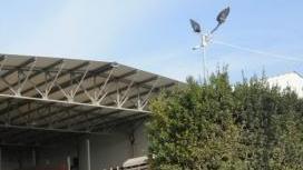 La polizia stradale davanti alla Nuova Lam e il cartello di sequestro apposto al cancello