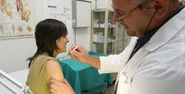 <b>INFLUENZA.</b> Un medico vaccina una paziente (Foto darchivio) 
