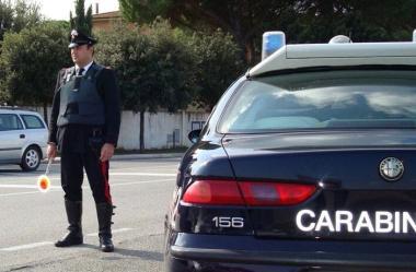 Una pattuglia dei carabinieri durante un controllo 