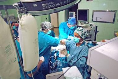 Medici in sala operatoria durante un intervento