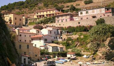 "Sfratto" dalle case a Gorgona, possibile incontro abitanti-Demanio