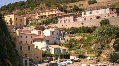 "Sfratto" dalle case a Gorgona, possibile incontro abitanti-Demanio