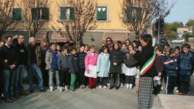 Il vicesindaco Lilia Benini in piazza Carducci con gli alunni