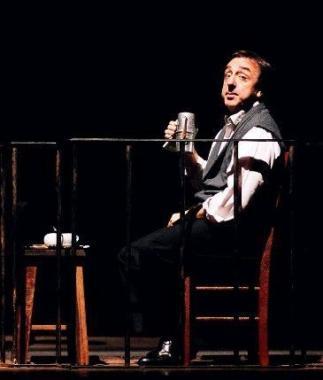 Silvio Orlando durante uno spettacolo teatrale    