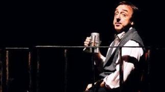 Silvio Orlando durante uno spettacolo teatrale