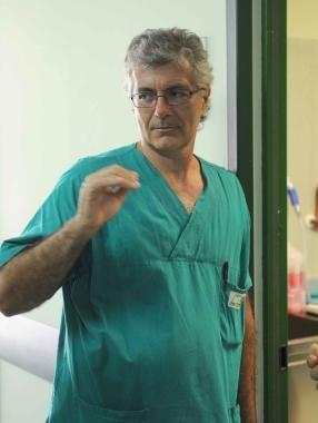 Il primario Orlando Goletti e lingresso dellospedale Lotti 