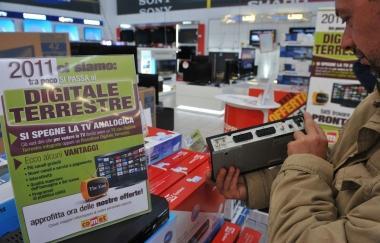 <b>DIGITALE. </b> Un decoder, e a destra Marco Festelli di Confconsumatori 