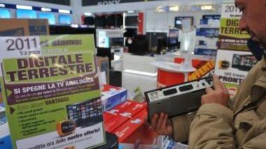 <b>DIGITALE. </b> Un decoder, e a destra Marco Festelli di Confconsumatori