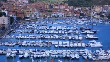 <b>BANCHINE </b>affollate all’approdo di Porto Ercole