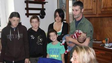 <b>SENZA CASA.</b> Mario Chessi la moglie Ilaria Cristiani e i 4 bimbi ieri in casa durante la trattativa per la proroga dello sfratto
