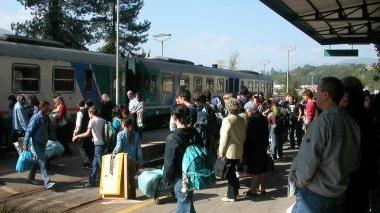 Pendonari alla stazione ferroviaria di Castelnuovo Garfagnana