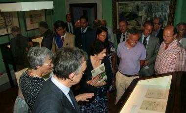 Visitatori alla casa natale di Giacomo Puccini durante linaugurazione avvenuta dopo i lavori di restauro  