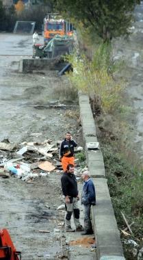 Aullesi osservano con ansia il livello dl Magra in attesa della fine dellallerta meteo a destra il lavoro sugli argini 