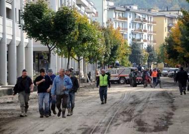 Il fango nel centro di Aulla dopo lalluvione 