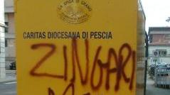 Il cassonetto imbrattato con le scritte e poi rimosso